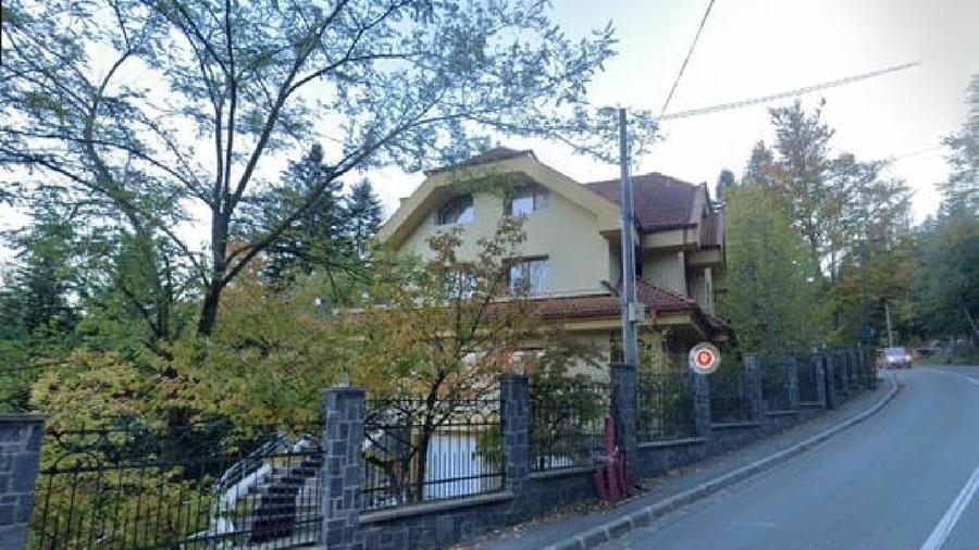 Casă individuală cu 9 camere cu Teren 1512 Mp în Central