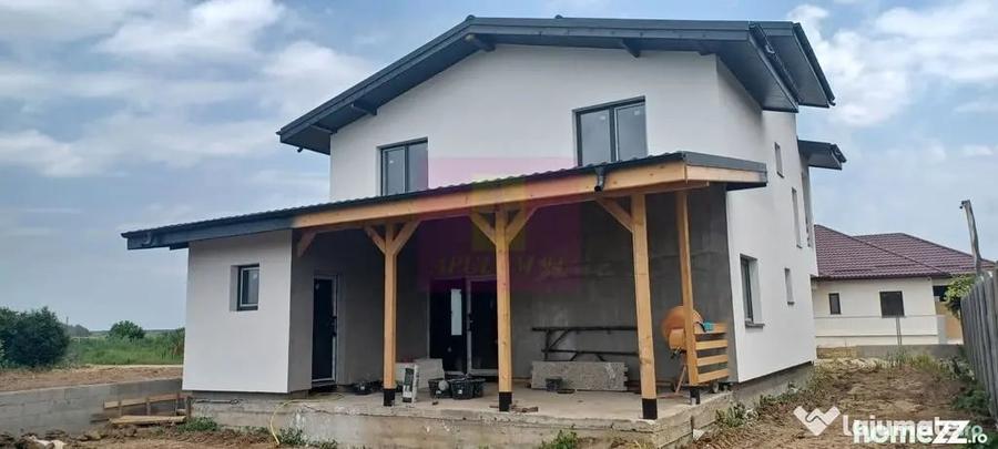 Casă cu 5 camere cu Teren 435 Mp în Săbăreni