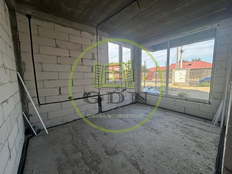 Casă individuală cu 4 camere cu Canalizare în Bariera Vâlcii