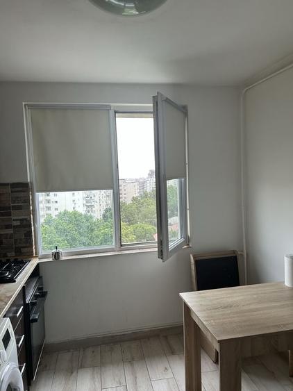 Apartament cu 3 camere semidecomandat în Colentina