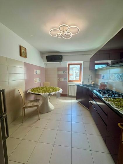 Apartament cu 3 camere decomandat în Podu Roș