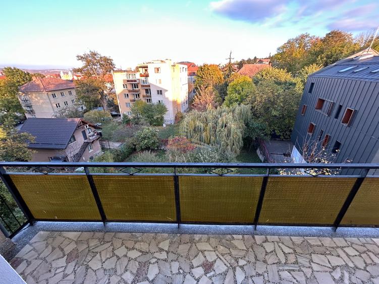 Apartament cu 4 camere circular, mobilat în Central
