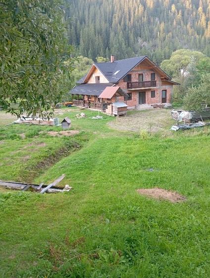 Casă individuală cu 5 camere cu Teren 45000 Mp în Fundu Moldovei