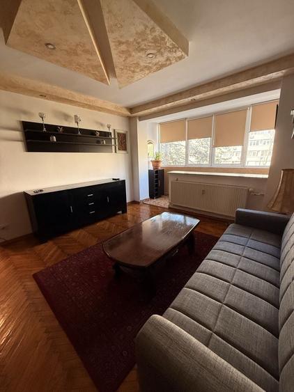 Apartament cu 3 camere semidecomandat în Giulești