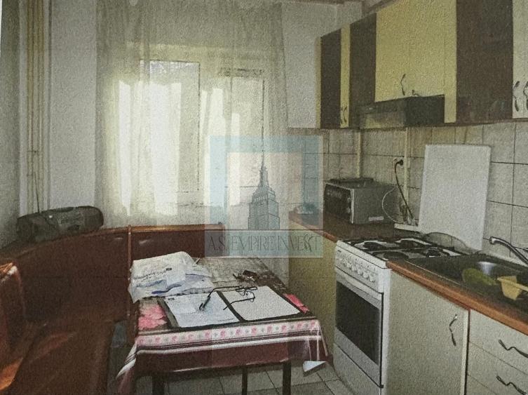 Apartament cu 3 camere decomandat în Calea București