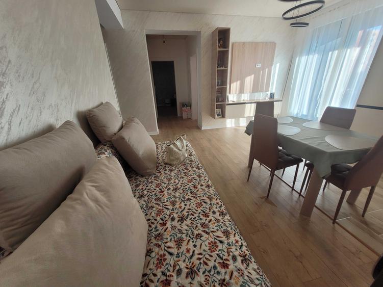 Apartament cu 3 camere decomandat în 23 August