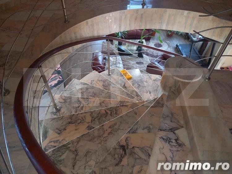 Casă cu 8 camere cu Teren 3500 Mp în Central