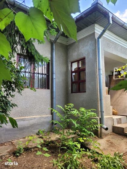 Casă cu 5 camere cu Teren 1300 Mp în Salcia