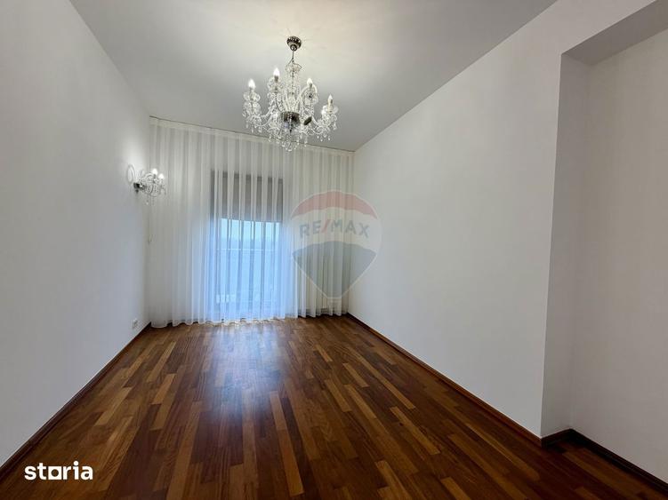 Apartament cu 4 camere semidecomandat, mobilat în Băneasa