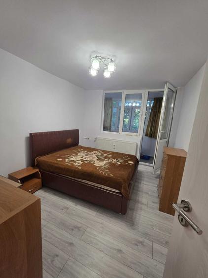 Apartament cu 3 camere semidecomandat în Titan