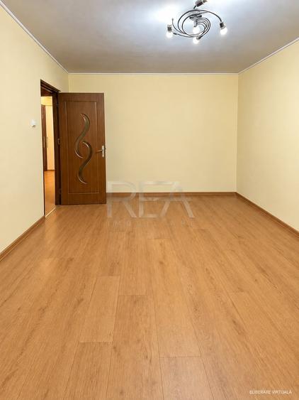 Apartament cu 3 camere decomandat în Apusului