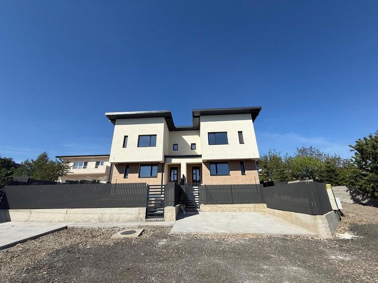 Duplex cu 4 camere cu Canalizare în Popas Păcurari