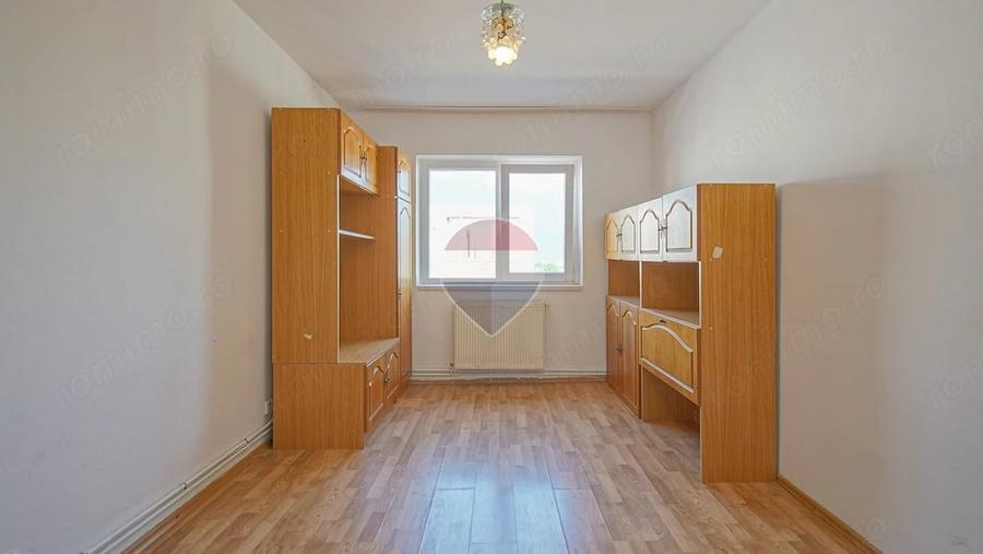 Apartament cu 3 camere semidecomandat în Central