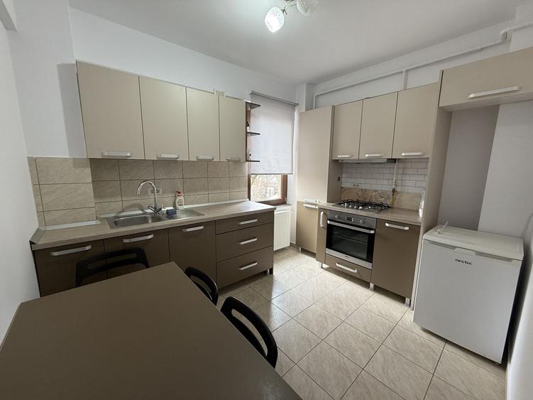 Apartament cu 2 camere semidecomandat, mobilat în Central