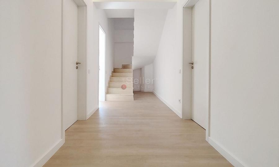 Penthouse cu 5 camere decomandat în Astra