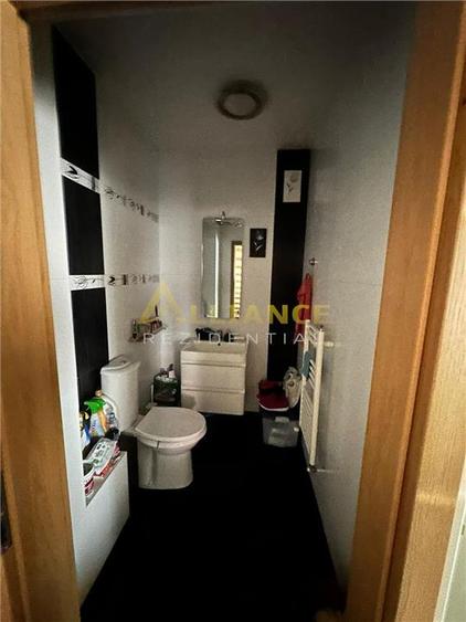 Casă individuală cu 4 camere cu Teren 160 Mp în Central