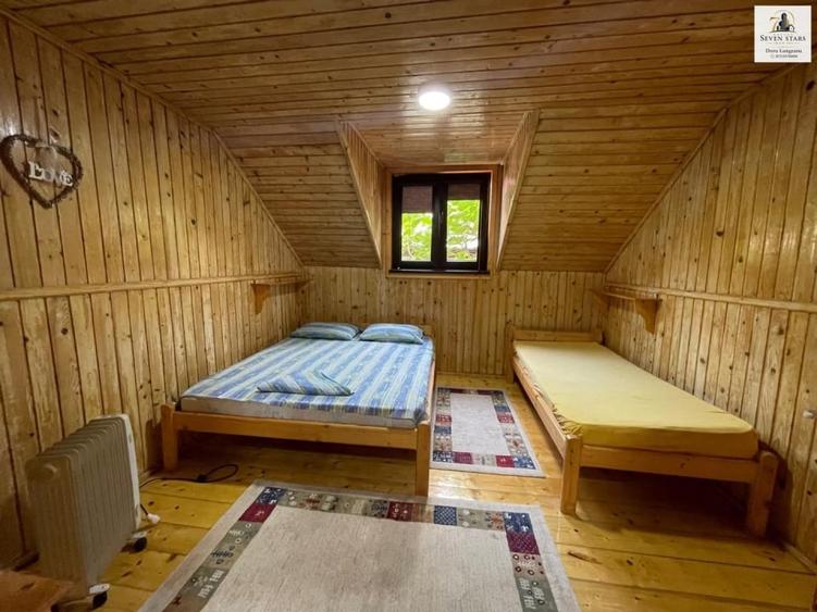 Casă individuală cu 9 camere cu Canalizare în Central