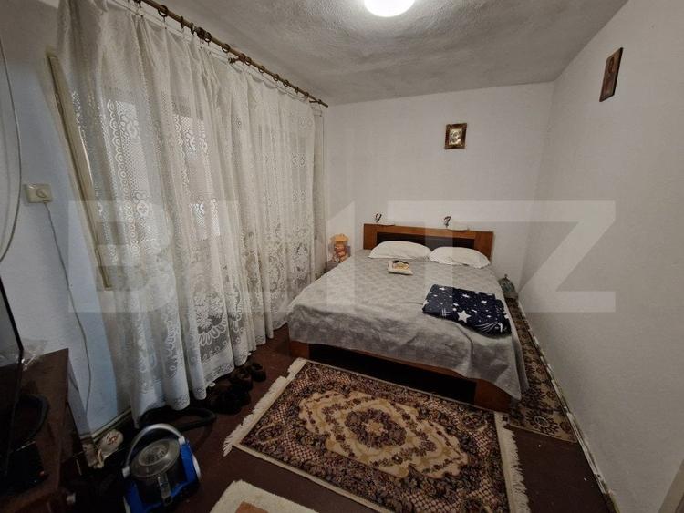 Casă individuală cu 8 camere cu Canalizare în Central