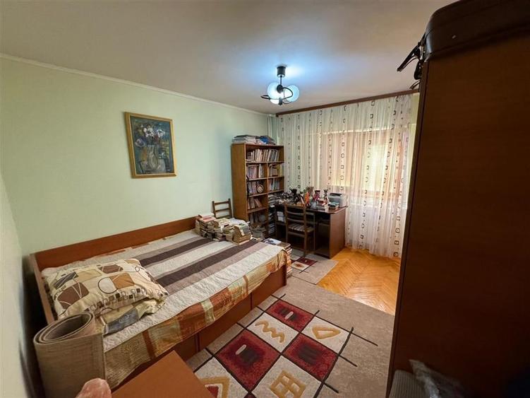 Apartament cu 4 camere decomandat în Vest
