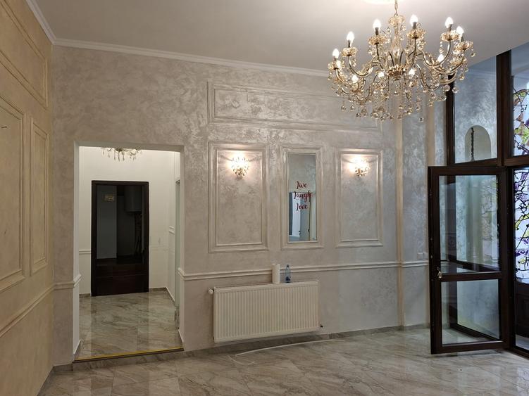 Casă cu 9 camere cu Teren 100 Mp în Romană