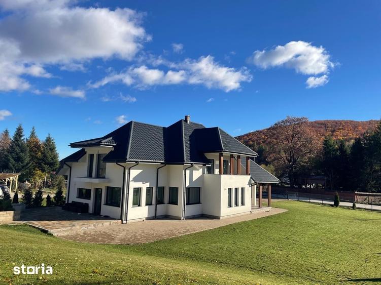 Casă cu 6 camere cu Teren 3000 Mp în Sucevița