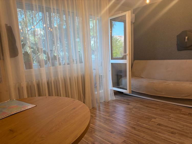 Apartament cu 3 camere semidecomandat, mobilat în Alexandru Obregia