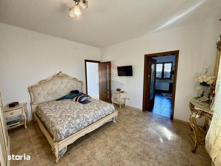 Casă cu 5 camere cu Teren 3400 Mp în Garoafa