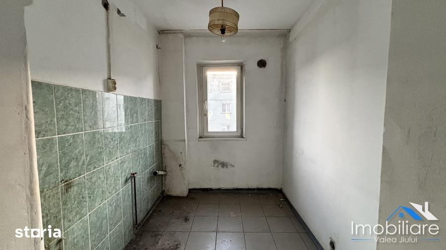 Apartament cu 4 camere decomandat în Petros