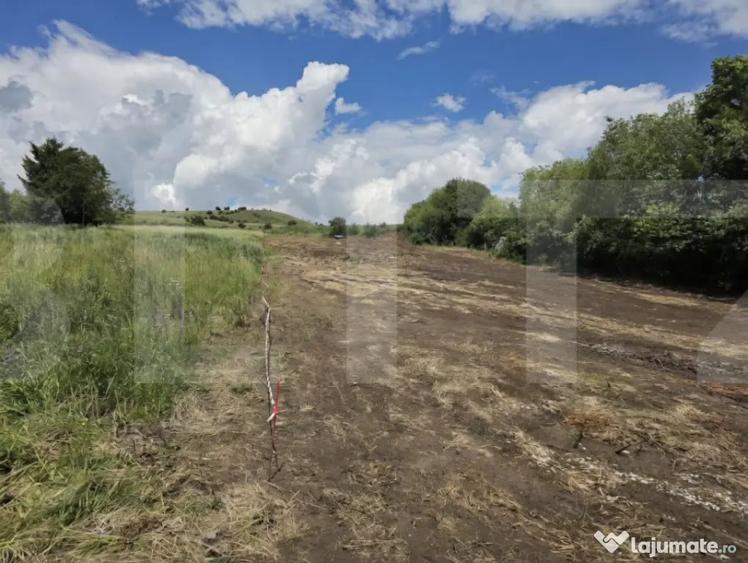 Teren de 2700 mp, în Rediu