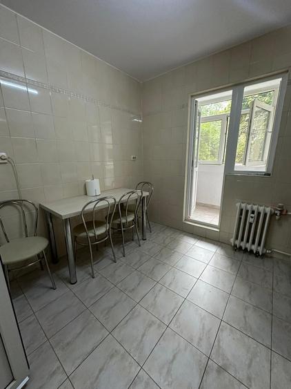 Apartament cu 3 camere semidecomandat în Gorjului