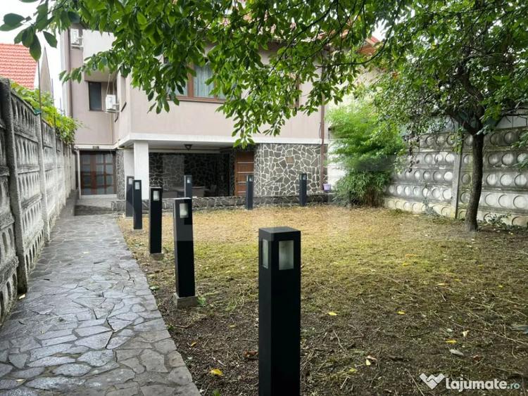 Casă cu 7 camere cu Teren 252 Mp în Semicentral