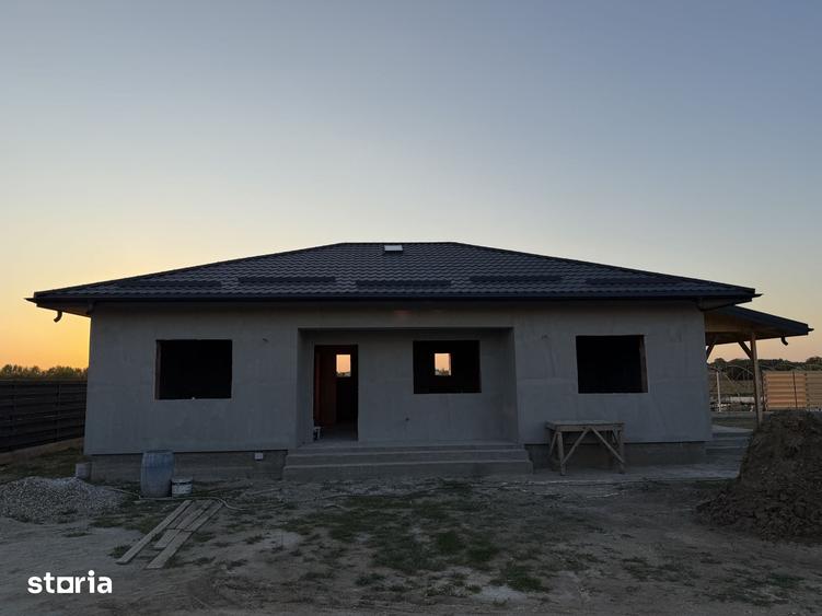 Casă cu 4 camere cu Teren 500 Mp în Joița