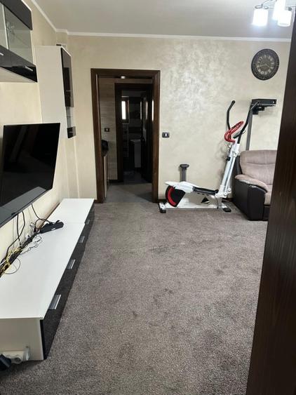 Apartament cu 3 camere decomandat, mobilat în Vest