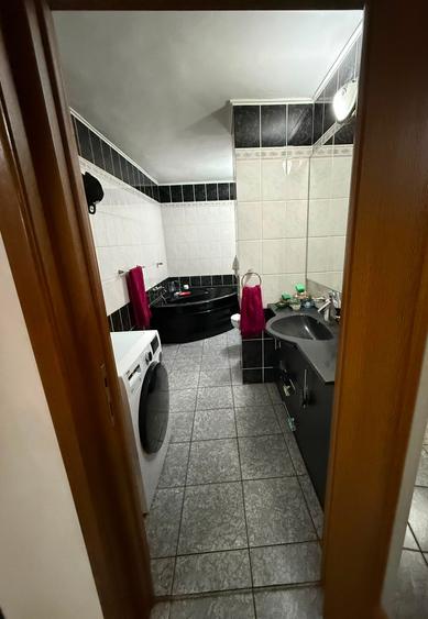 Apartament cu 4 camere semidecomandat în Vitan Mall