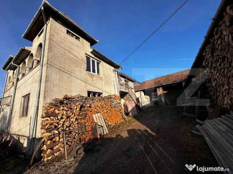 Casă cu 4 camere cu Teren 2500 Mp în Hurez