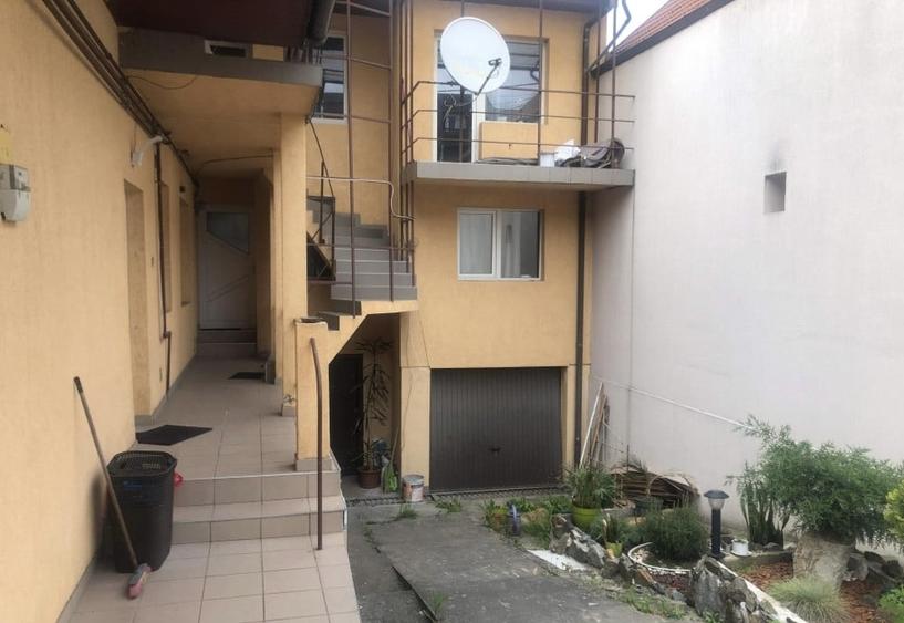 Casă individuală cu 10 camere cu Canalizare în Zorilor