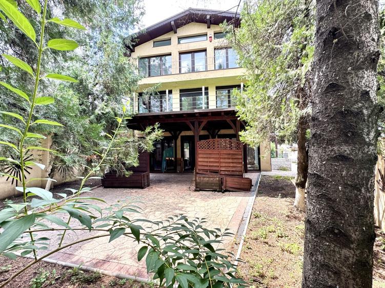 Casă individuală cu 10 camere cu Canalizare în Băneasa