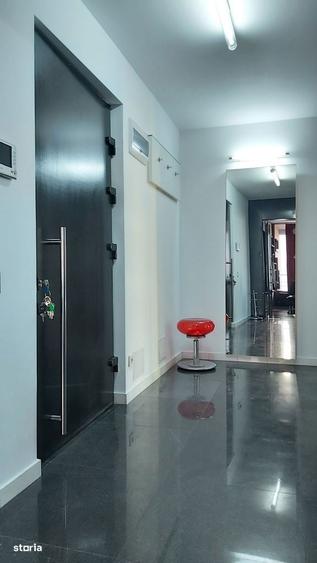 Apartament cu 3 camere semidecomandat în Plopilor