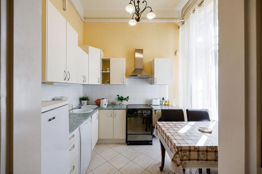 Apartament cu 3 camere semidecomandat, mobilat în Ultracentral