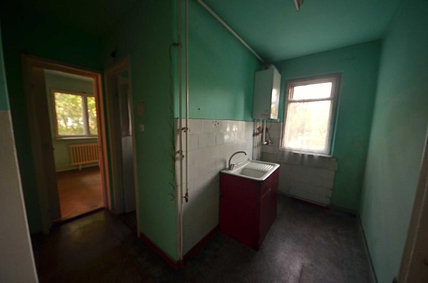 Apartament cu 3 camere semidecomandat în Dâmbu Pietros