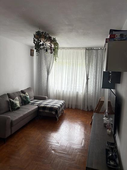 Apartament cu 3 camere decomandat în Răcădău
