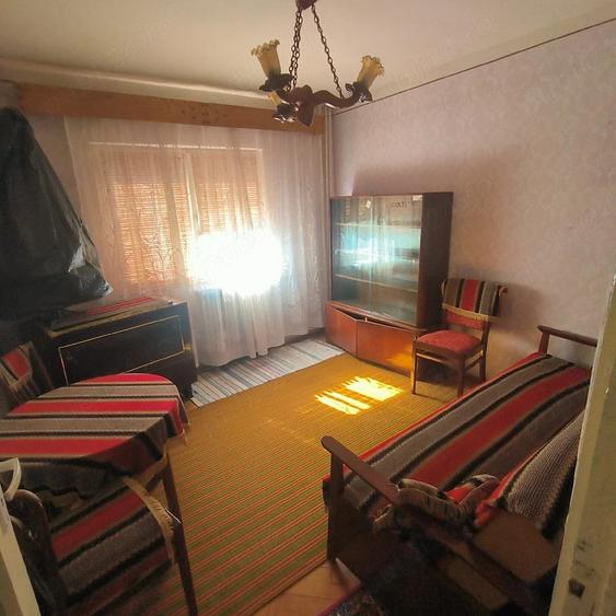 Apartament cu 3 camere semidecomandat în Micro 16