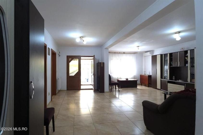 Casă individuală cu 5 camere cu Canalizare în Castelu