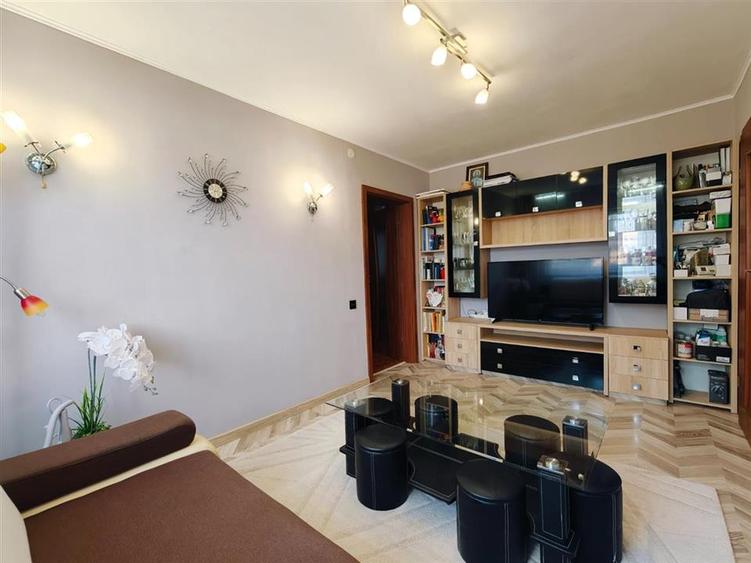 Apartament cu 3 camere semidecomandat în Florilor