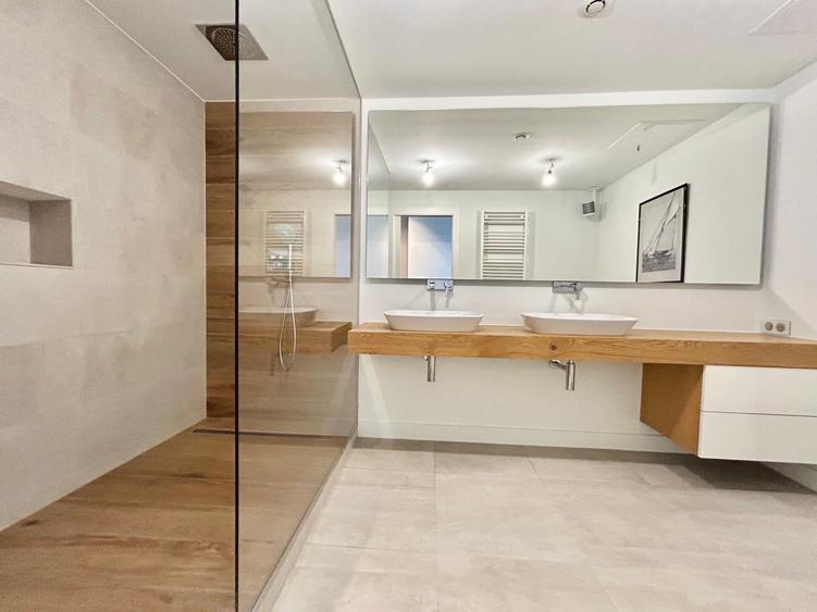 Apartament cu 4 camere decomandat, mobilat în Iancu Nicolae