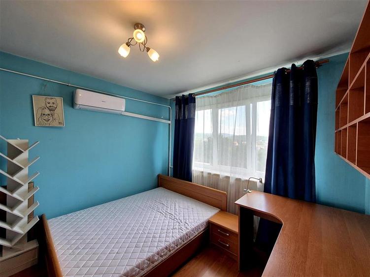 Apartament cu 3 camere semidecomandat în Tătărași