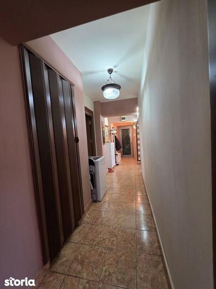 Apartament cu 4 camere decomandat în Calea București