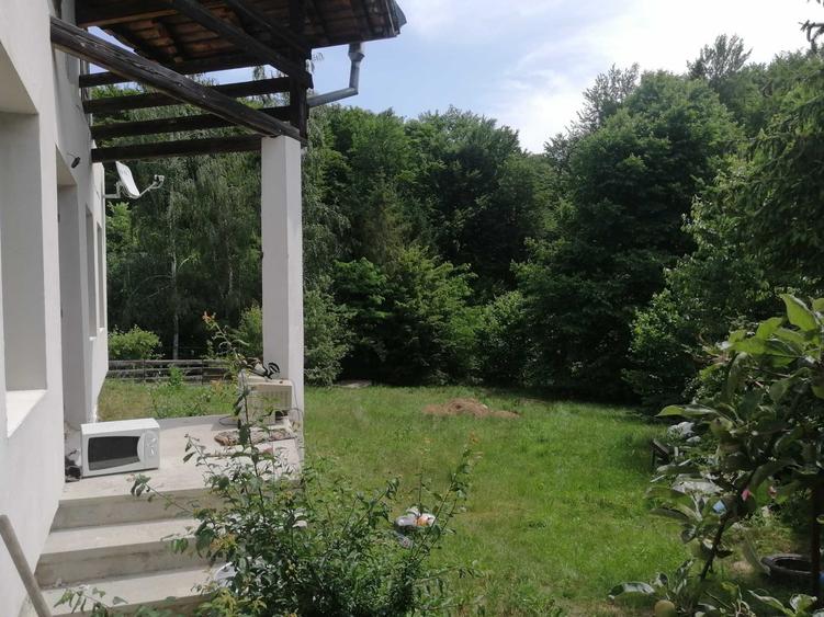 Casă cu 4 camere în Vârfu Dealului