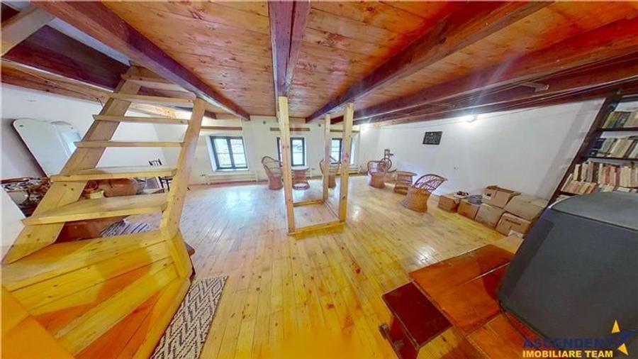Casă individuală cu 10 camere cu Canalizare în Exterior Est