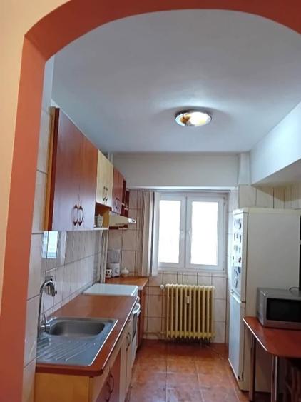 Apartament cu 4 camere semidecomandat, mobilat în Gorjului